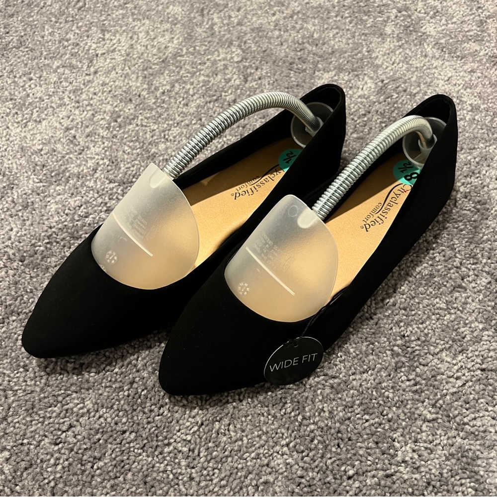 Elegant Black Flats with Pointed Toe Design